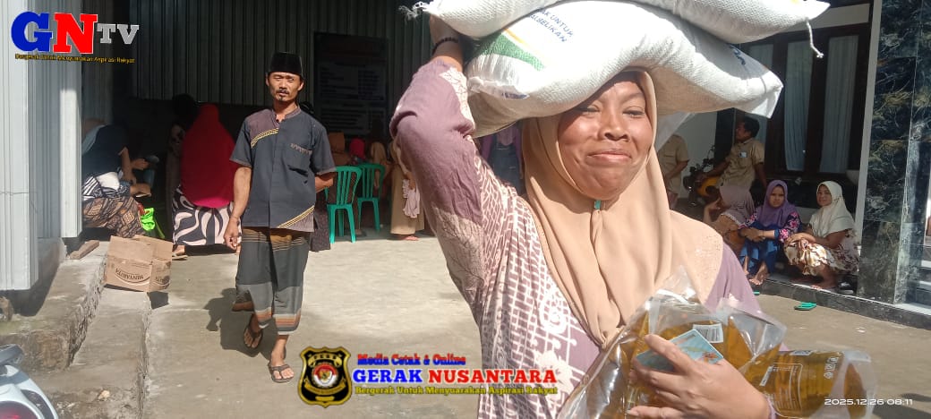 Pemdes Taman Jrengik Salurkan Bansos Beras dan Minyak Goreng 