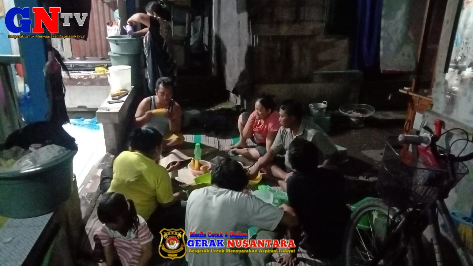 Keluarga Kos Oky Saputra Sambut Tahun Baru Dengan Makan Bersama 