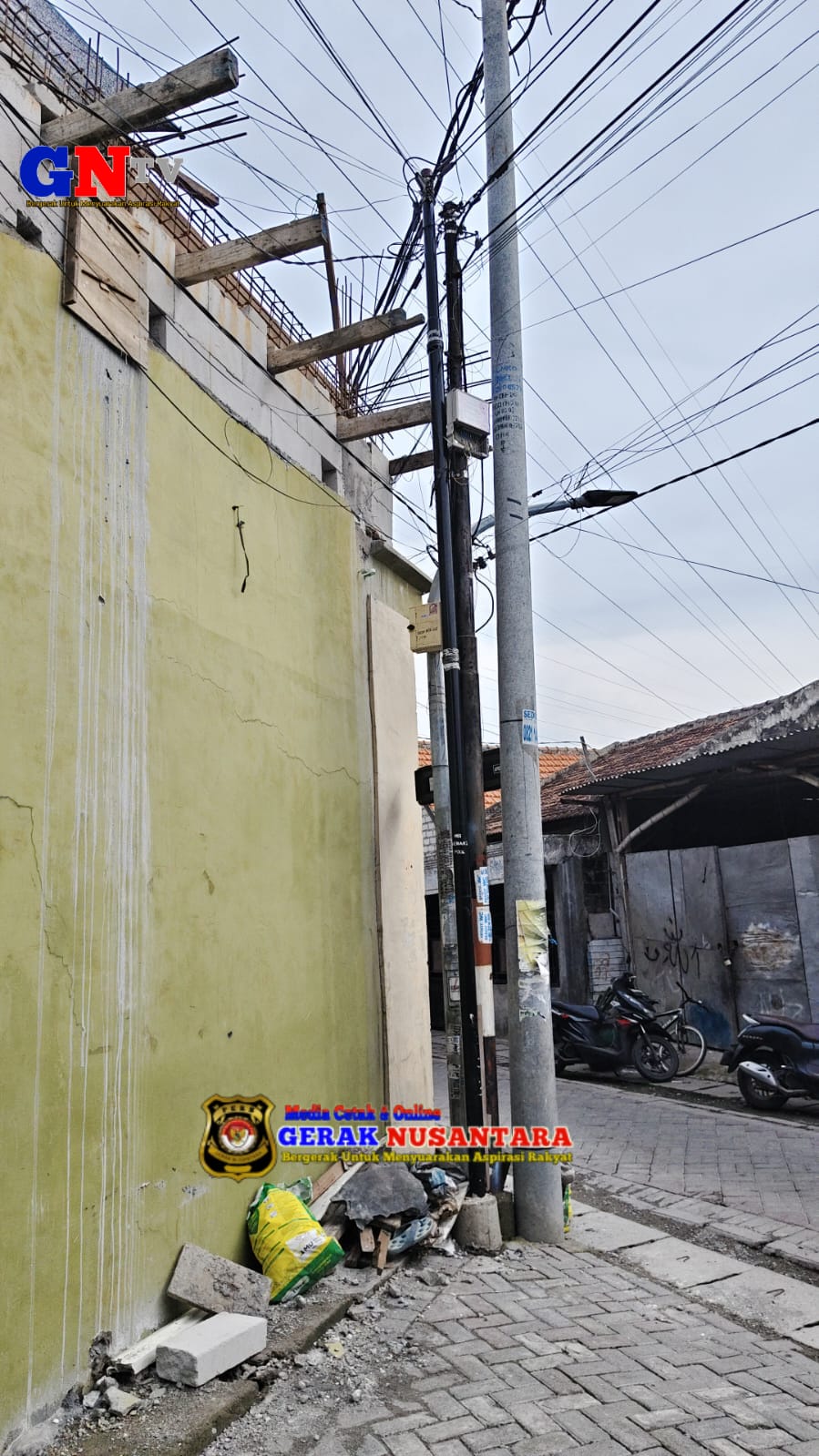 Halangi Rumah Warga, Tiang WiFi di Kampung Genting Tambak Dalam Dikeluhkan