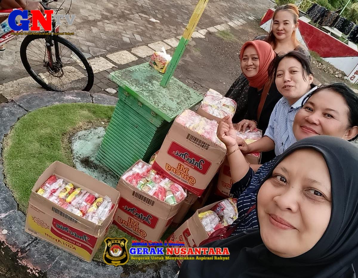 Mak Mak Gemoy Bagikan Sembako Ke warga Terdampak Banjir Perum Mentari Bumi Sejahtera Candi