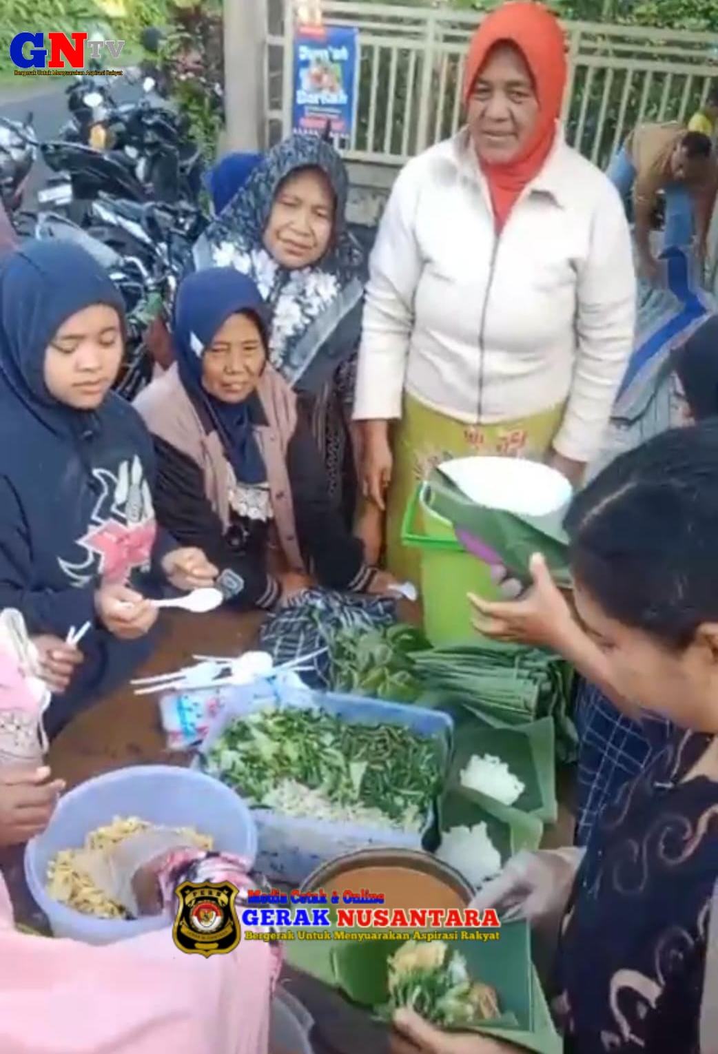 Karangduren Gelar Jumat Berkah, Warga Antusias Sambut Nasi Pecel Gratis