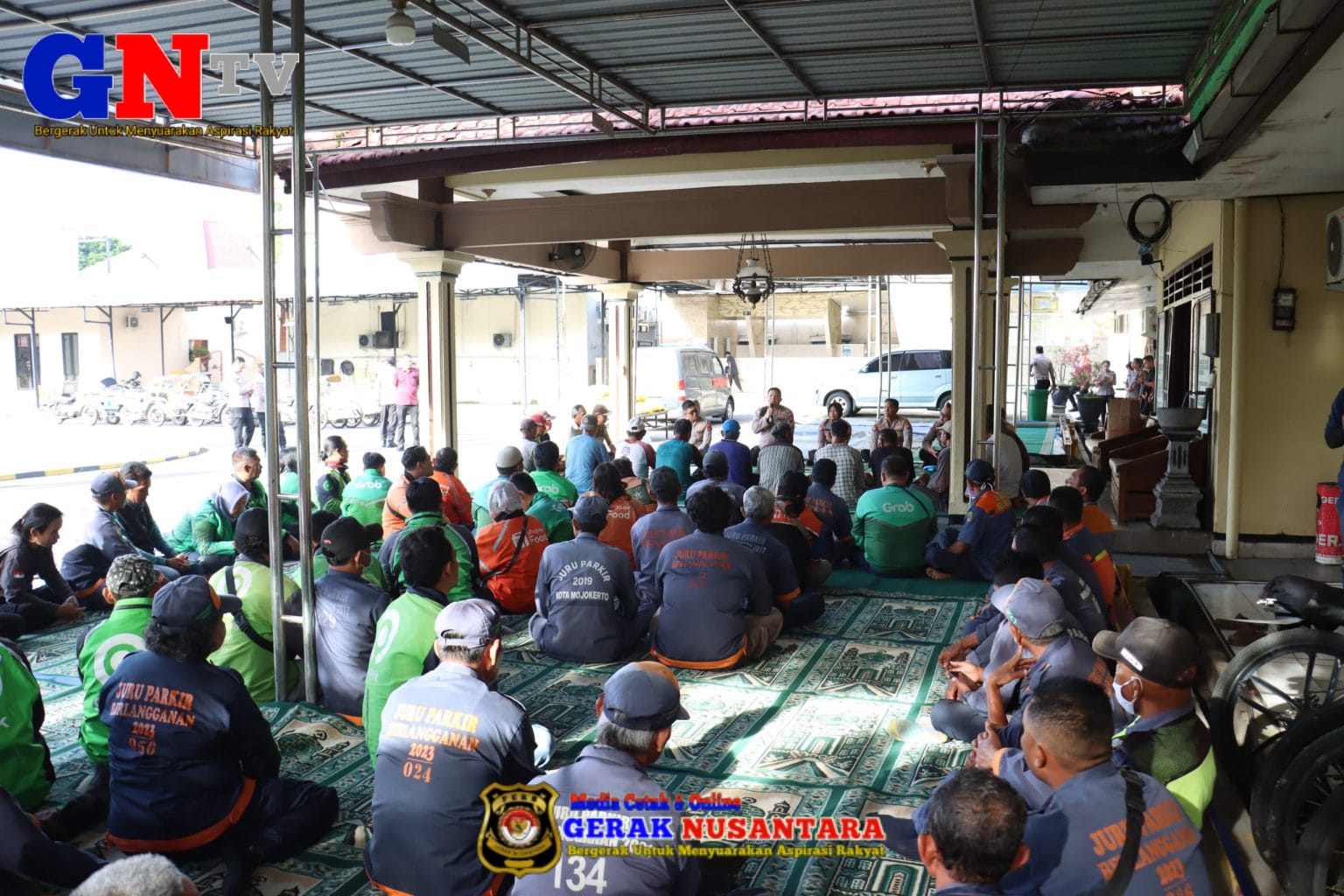 Polisi Peduli : Kapolres Mojokerto Kota Silaturahmi Salurkan Bantuan Sosial untuk Ojol dan Tukang Becak