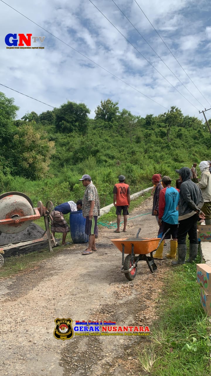 Gotong Royong Bangun Desa, Warga Dusun Tanjung Perbaiki Jalan dengan Swadaya
