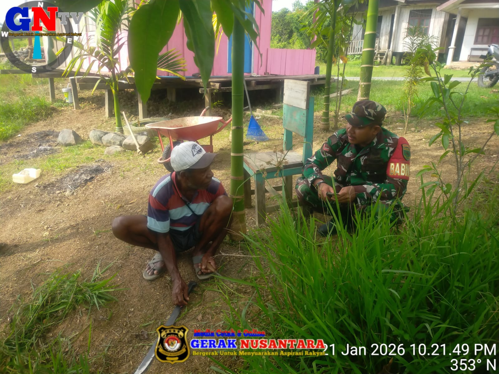 Wujud Kepedulian Babinsa, Kopda Wirayudha Turun Tangan Bantu Ketua RT Kampung Mameh Bersihkan Halaman