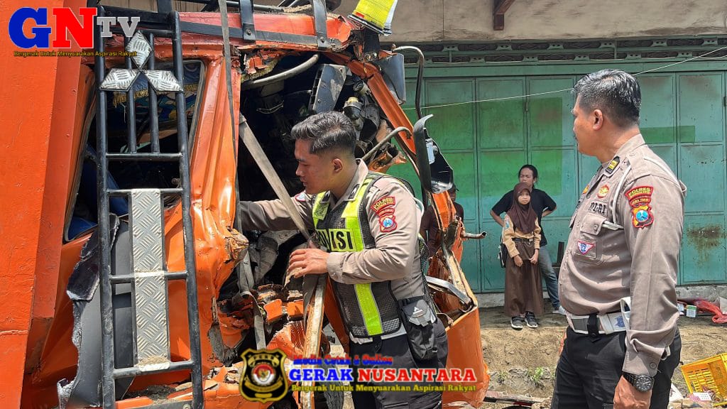 Truk Alami Kecelakaan di Depan MKK, Satlantas Polresta Pasuruan  Lakukan Evakuasi Cepat
