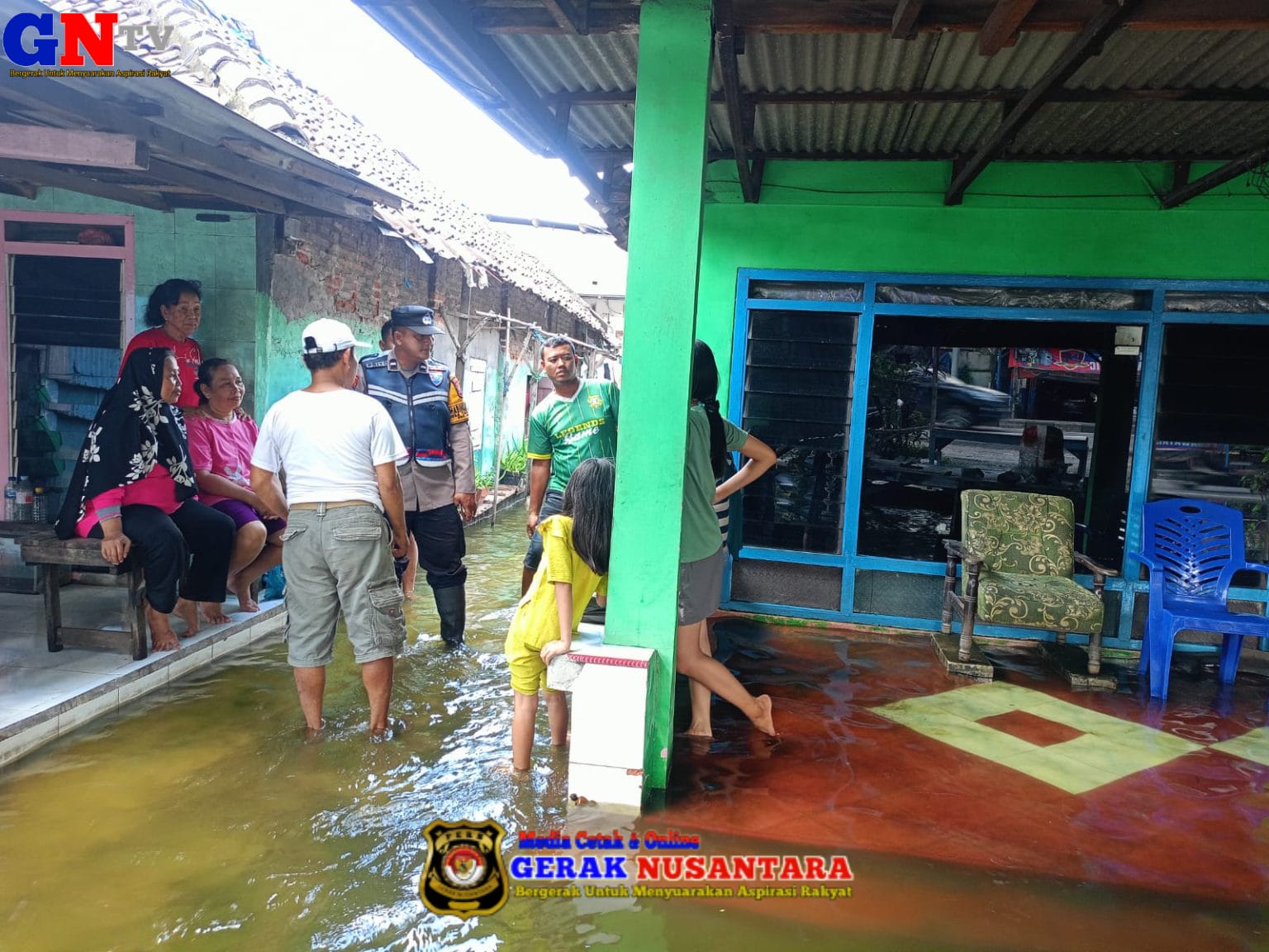 Polresta Sidoarjo Salurkan Bantuan Sembako Untuk Warga Terdampak Banjir di Dusun Dodokan