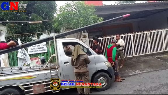Satpol-PP Kota Surabaya Bubarkan Pemasangan Tiang WiFi di Jalan Ploso