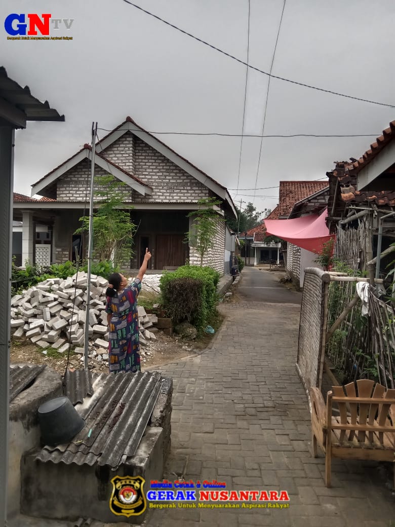 PEMASANGAN  KABEL INTERNET SEENAKNYA – BEBERAPA DILETAKKAN DI ATAS KABEL LISTRIK MENUJU RUMAH WARGA