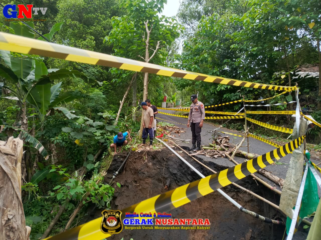 Pasang Police Line Polres Lumajang Tangani Longsor di Tempursari Kendaraan Berat Dilarang Melintas