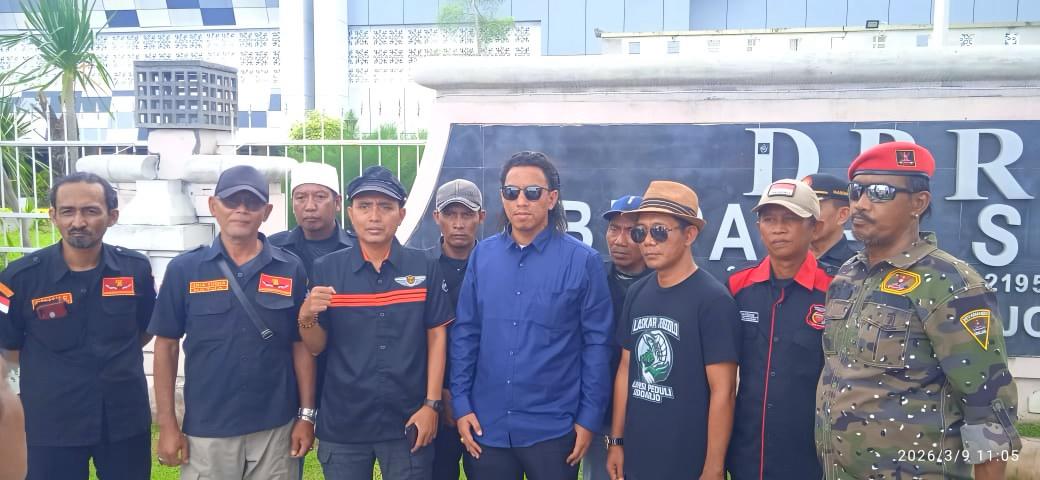 Laskar Jenggolo Hujani Kantor DPRD SIDOARJO dengan Ucapan Duka Cita, Protes Keras Mandulnya Fungsi Legislatif