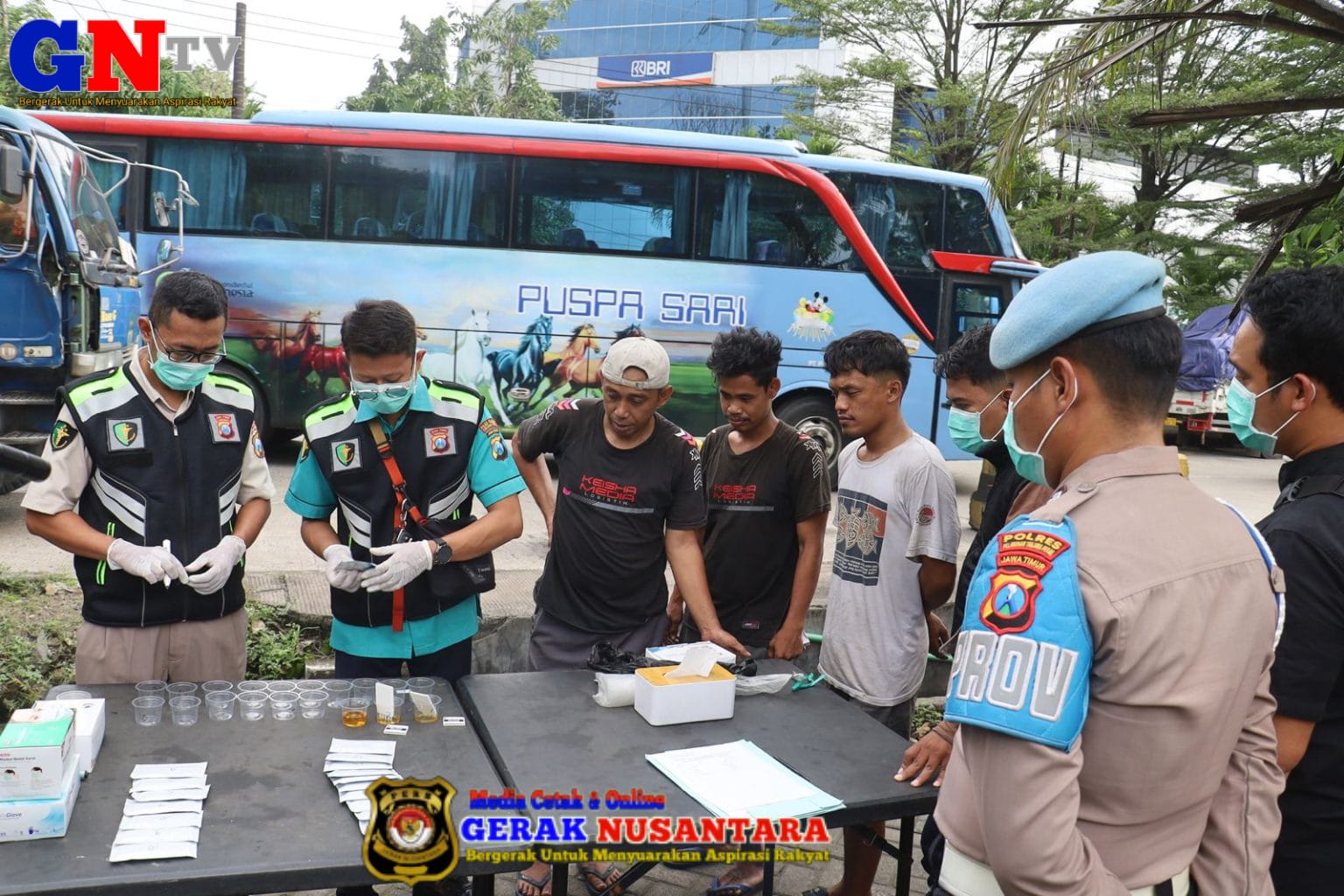 Polres Pelabuhan Tanjungperak Test Urine Sopir Truk dan Bus Jelang Mudik Lebaran