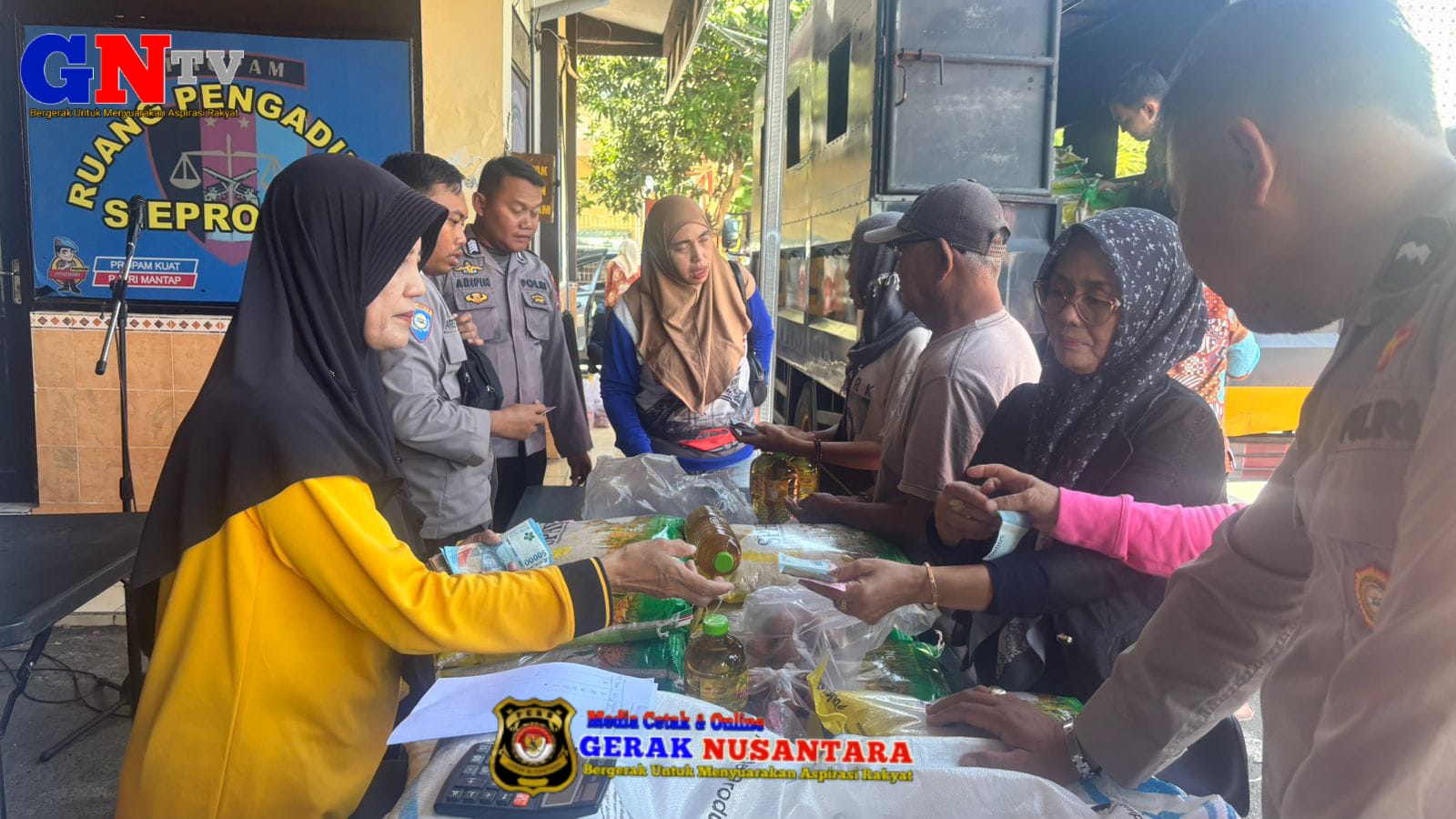 Gerakan Pangan Murah jelang Idul Fitri 1447 H, Polres Sampang gelar Bazar Murah