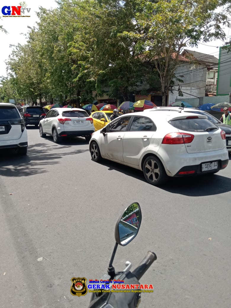 Jelang Lebaran, Pasar Dadakan Bikin Jalan Kabupaten Pamekasan Macet