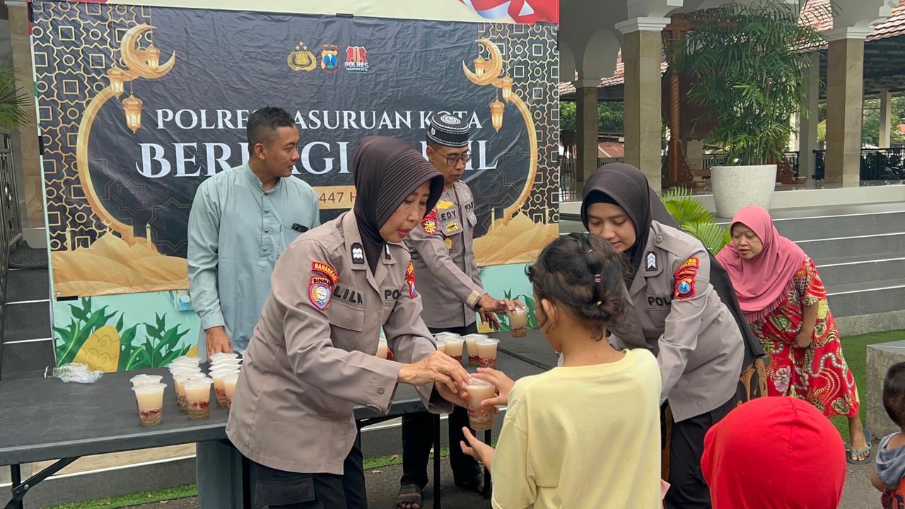 Berbagi di Bulan Ramadan, Polres Pasuruan Kota Bagikan Takjil dan Imbau Keamanan Saat Mudik