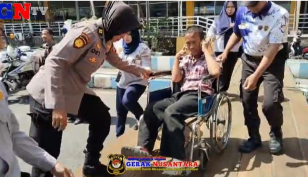 Sigapnya Polwan Polresta Sidoarjo Bantu Disabilitas di Terminal Purabaya saat Arus Balik