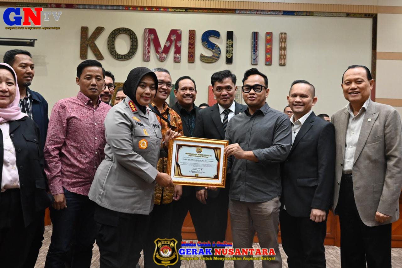 Komisi III DPR RI Beri Penghargaan ke Kapolres Metro Bekasi atas keberhasilan mengawal konflik antara Warga dengan Pengembang secara damai