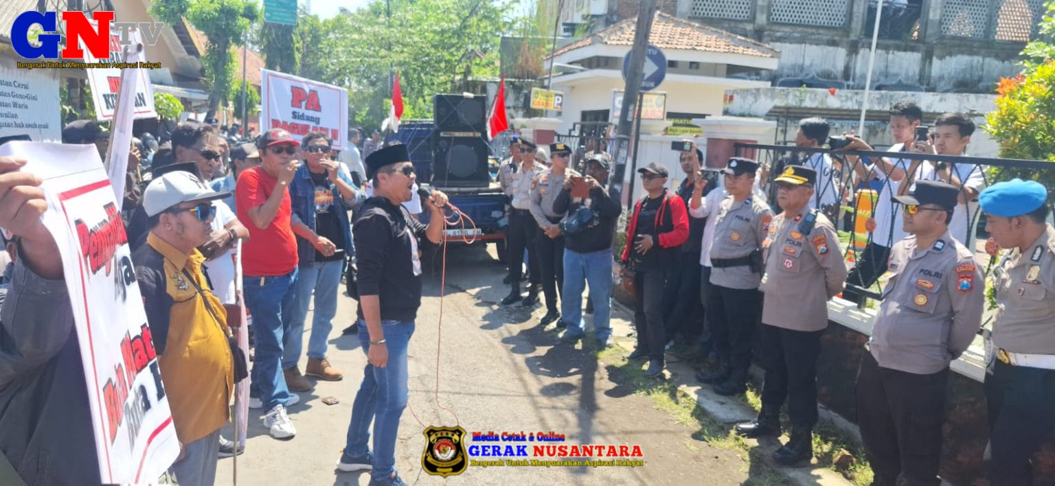Polres Pasuruan Kota Hadir Amankan Aksi Unjuk Rasa Gabungan LSM Poros Tengah Di Pengadilan Agama 