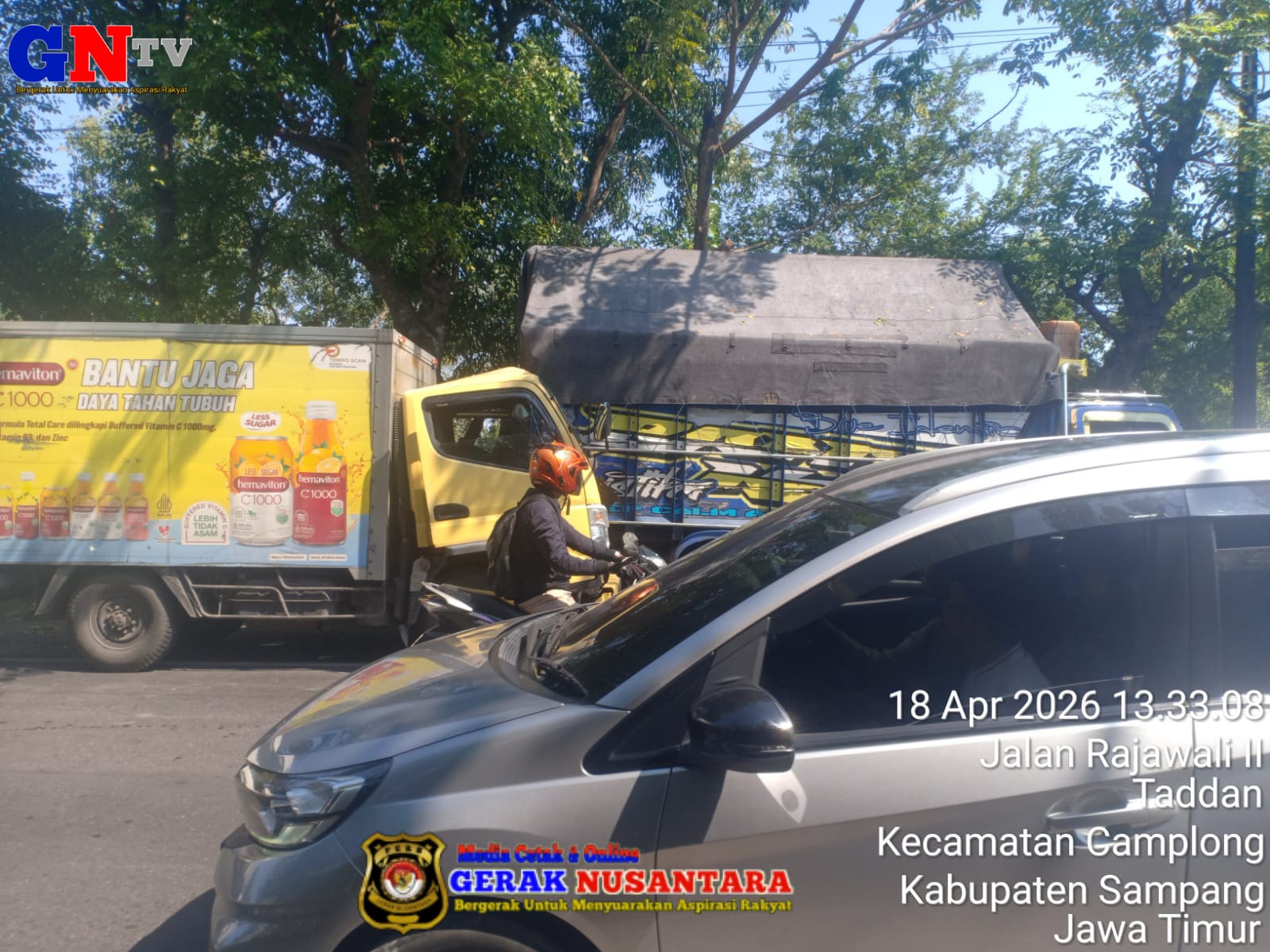 Ngantuk Mendadak Truk Box Tabrak  Kendaraan Parkir