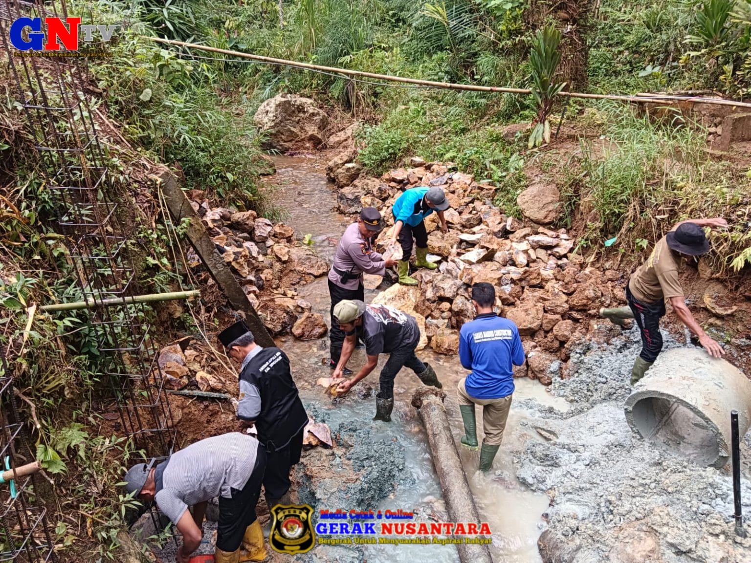 Sinergi untuk Negeri, Polres Trenggalek Bersama Warga Bangun Jembatan Merah Putih Presisi