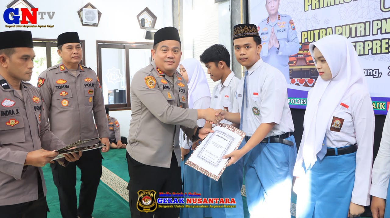 Kapolres Jombang Serahkan Beasiswa kepada Putra-Putri Pegawai Negeri Pada Polri Berprestasi