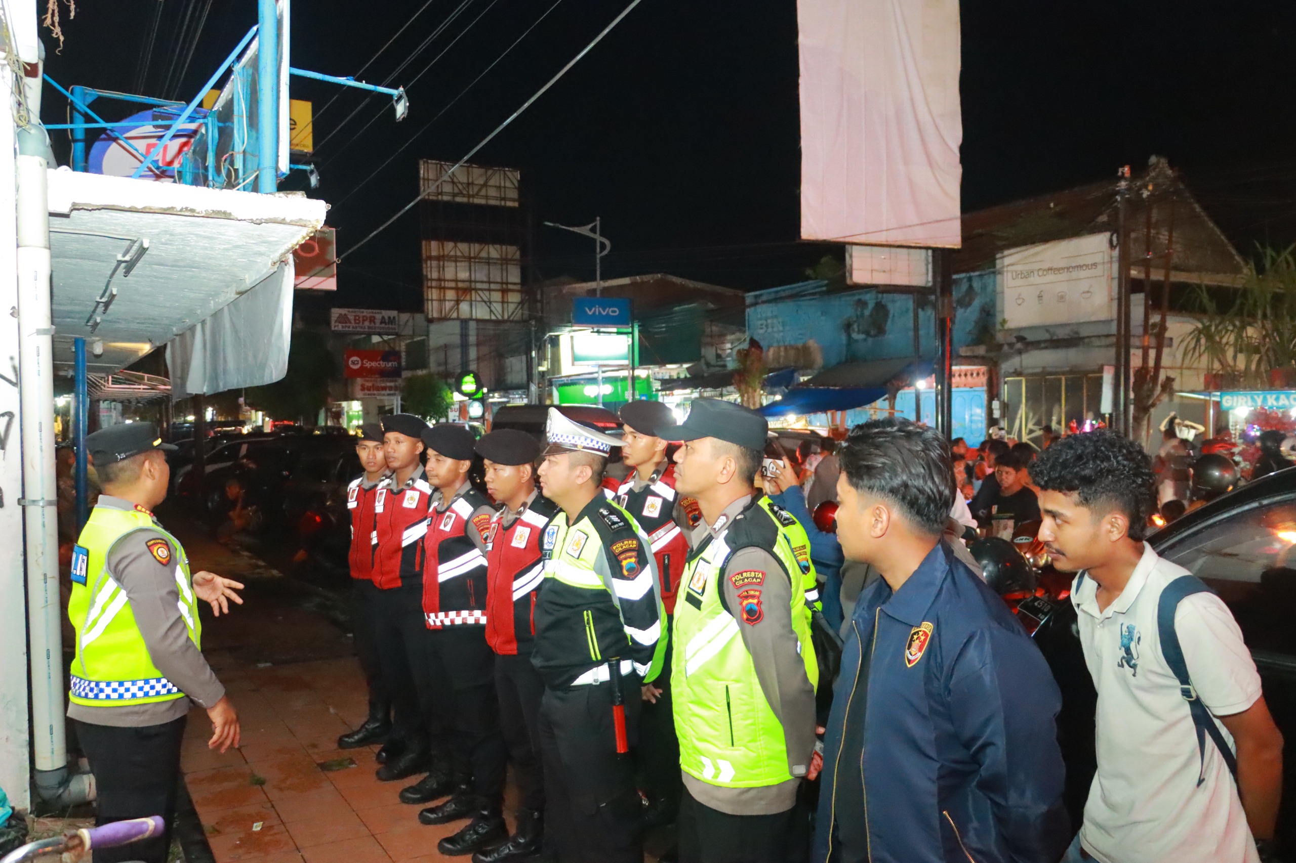 Pastikan Kenyamanan, Polresta Cilacap Gelar Apel Pengamanan Imlek di Klenteng Lam Tjeng Kiong