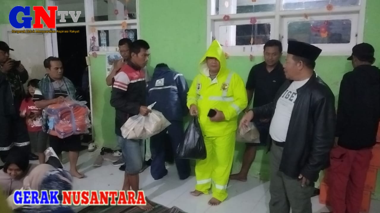 Tanggap Bencana Polisi Bersama TNI Evakuasi Korban Pergeseran Tanah Di Pasuruan