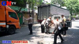 Cegah Laka Lantas, Polisi Tambal Jalan Berlubang di Pasuruan yang Tak Kunjung Diperbaiki