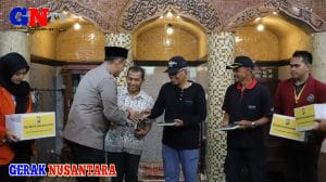 Baksos Polri Presisi Polresta Malang Kota Bersama Mahasiswa Bersihkan Masjid Hingga Beri Bantuan Sembako