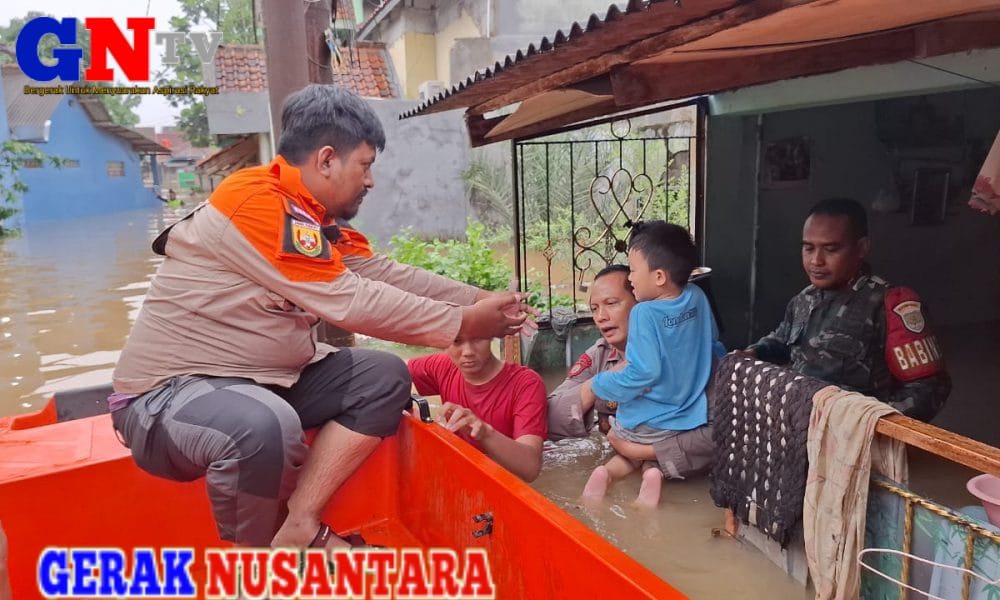 TNI-Polri Bantu Evakuasi Korban Banjir 1,5 Meter yang Mau Cuci Darah