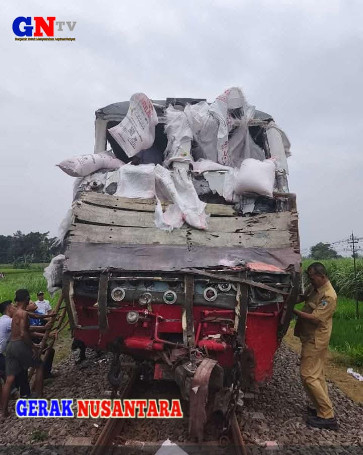 KA Kartanegara VS Truck Bermuatan Pupuk 10 ton Masinis Dan Sopir Terluka