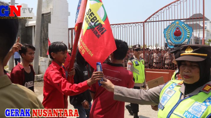 Kawal Aksi May Day, Polres Brebes Gelar Aksi Simpatik Bagikan Makanan Ringan