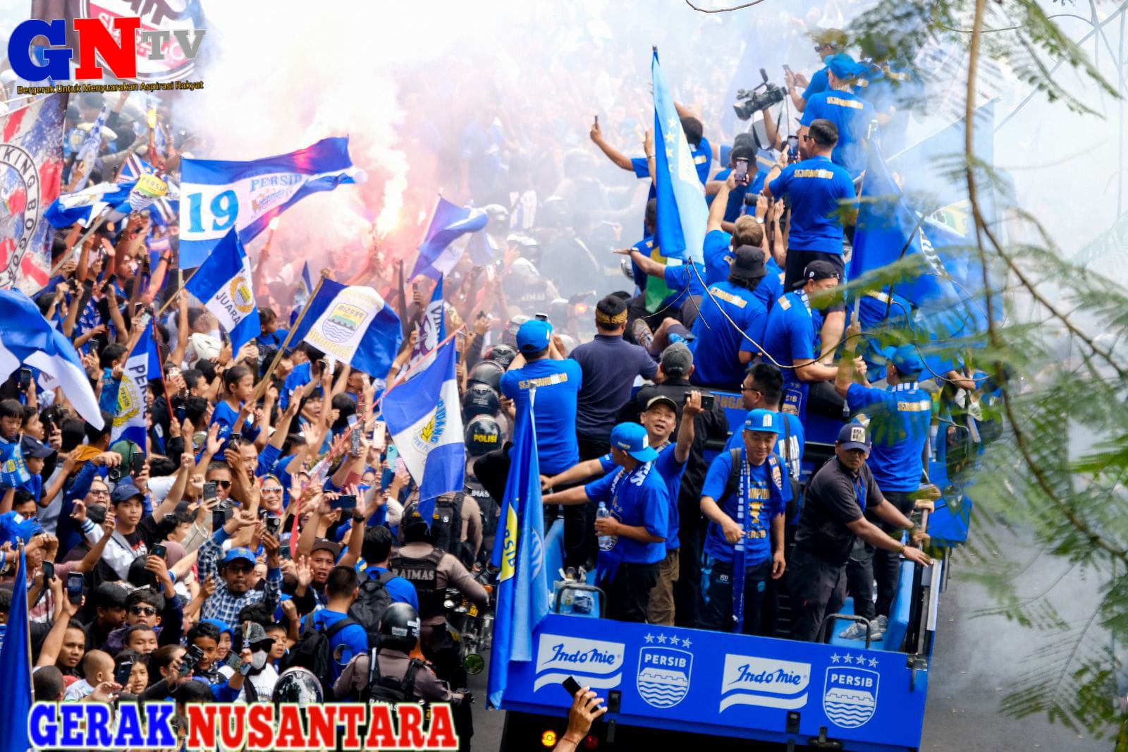 Bobotoh Rayakan Persib Juara BRI Liga 1 2024/2025 Bandung Jadi Lautan Biru