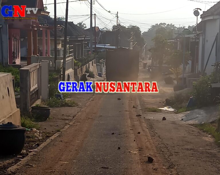 Truk Pengangkut Tanah Akibatkan Kepulan Debu Di Kedungkandang Malang Di Keluhkan Warga